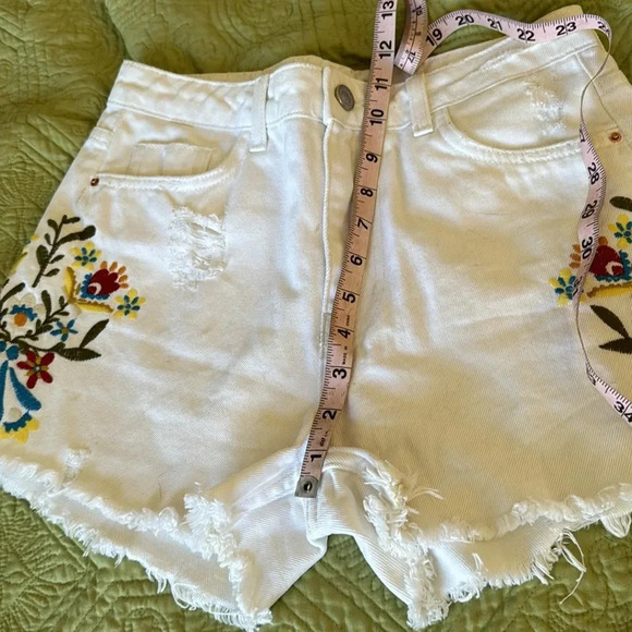 White Zara embroidered floral shorts size 2 NWOT - Picture 6 of 8